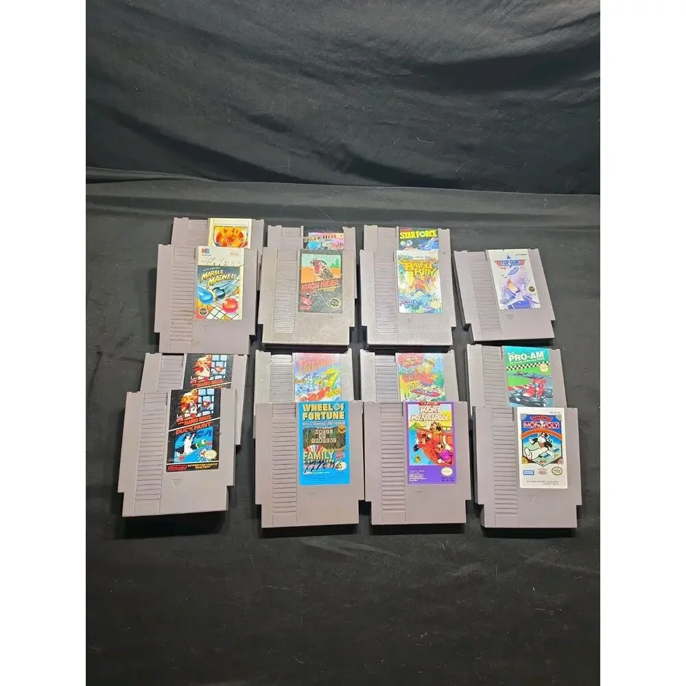 Nintendo NES Faux Leather 15 Game Carrying Case With Game Cartridges